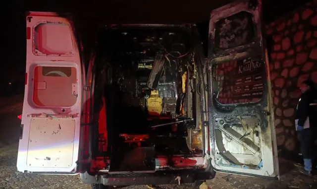 Amasya'da seyir halindeyken yangın çıkan nakil aracındaki hasta ile refakatçileri kurtarıldı