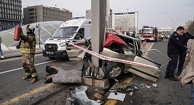 Ankara'da direğe çarpan otomobilin sürücüsü yaralandı!