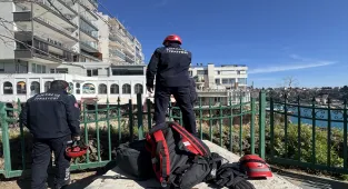 Antalya'da falezlerde mahsur kaldığı sanılan kedi itfaiyeyi harekete geçirdi