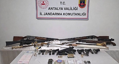 Antalya'da uyuşturucu operasyonu düzenlenen evde 8 tabanca ve 3 tüfek ele geçirildi