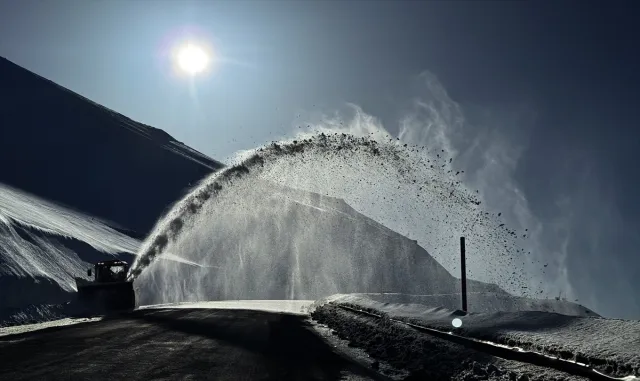 Ardahan'da karla mücadele çalışmaları sürüyor