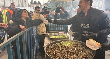 Bahçelievler Belediyesinin düzenlediği festivalde 5 ton hamsi dağıtıldı