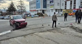 Bahşılı'da iki otomobilin çarpıştığı kazada araçlarda hasar oluştu