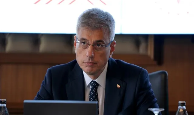 Bakan Memişoğlu, Ankara'da bir ecza deposunda incelemelerde bulundu