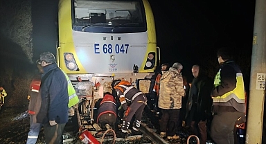 Balıkesir'de yolcu treninin lokomotifi, düşen kaya parçası nedeniyle raydan çıktı