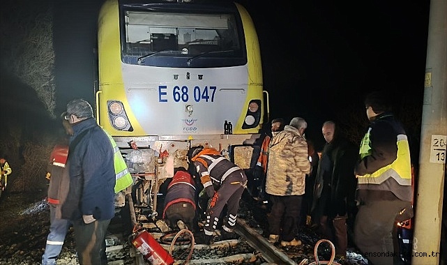 Balıkesir'de yolcu treninin lokomotifi, düşen kaya parçası nedeniyle raydan çıktı