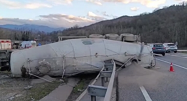 Beton mikseri devrildi, sürücüsü ağır yaralandı