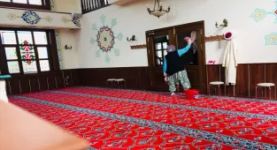 Beypazarı'da belediye ekipleri Ramazan öncesi camilerde temizlik çalışması yapıyor 