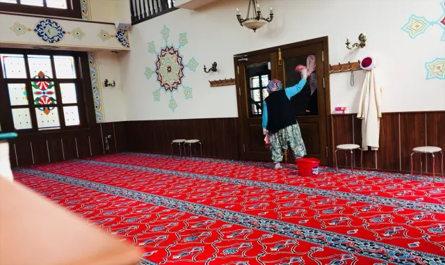 Beypazarı'da belediye ekipleri Ramazan öncesi camilerde temizlik çalışması yapıyor
