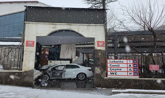 Bingöl'de kontrolden çıkarak lokantaya giren otomobildeki 5 kişi yaralandı