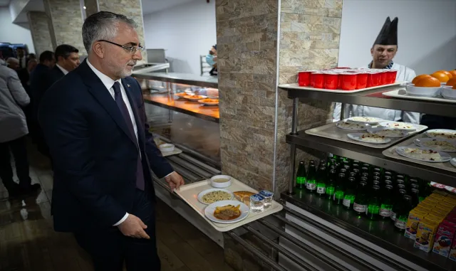 Çalışma ve Sosyal Güvenlik Bakanı Işıkhan, ilk iftarını fabrika işçileriyle yaptı: