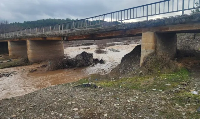 Çorum’da ayağı yıkılan köprü ulaşıma kapatıldı