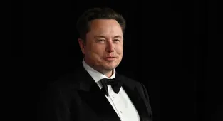 Elon Musk'ın SpaceX şirketi, Ay'da kendi kendine büyüyen şehir kurmaya odaklanacak