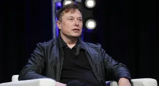 Elon Musk, serveti 800 milyar doları aşan ilk kişi oldu