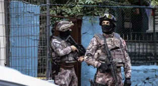 Endonezya'daki Semeru Yanardağı'nda 5 kez patlama meydana geldi