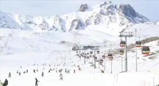 Erciyes Kayak Merkezi'ne ulaşımı sağlayan kara yolu yoğun kar yağışı ve tipi nedeniyle trafiğe kapatıldı