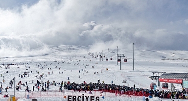 Erciyes'te pistler hafta sonu kayakseverlerle doldu