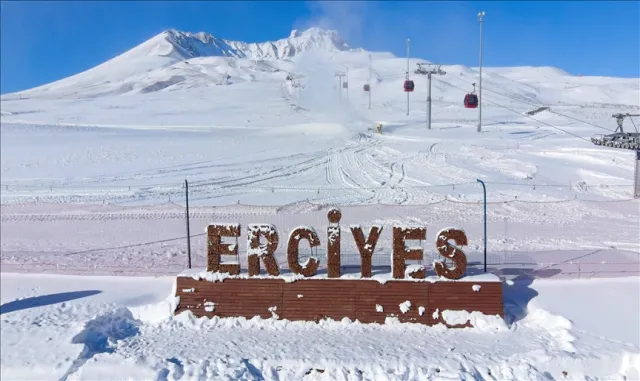 Erciyes'te pistler kayakseverlerle doldu