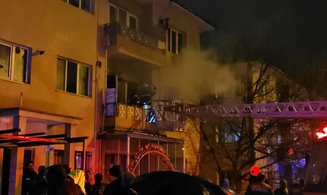 Erzincan’da apartman dairesinde çıkan yangında 8 kişi dumandan etkilendi