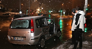 Erzurum'da 3 aracın karıştığı kazada 9 kişi yaralandı