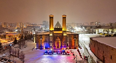 Erzurum'da kar yağışı etkili oluyor