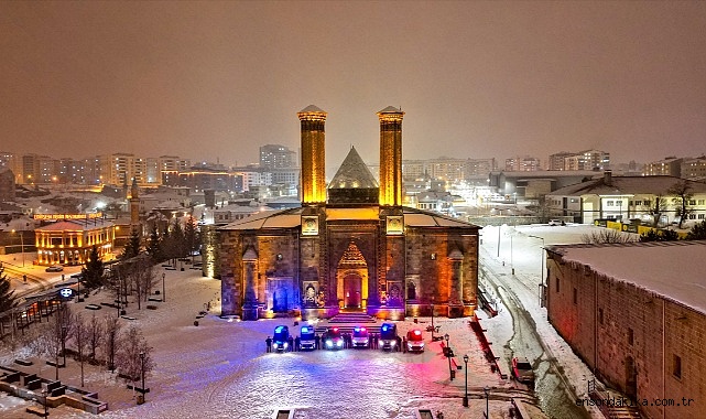 Erzurum'da kar yağışı etkili oluyor