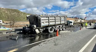 Eskişehir'de bariyere çarpan tırın sürücüsü yaralandı