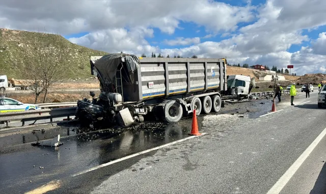 Eskişehir'de bariyere çarpan tırın sürücüsü yaralandı