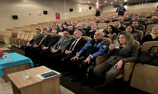 Eskişehir'de muhtarlara güvenli ve bilinçli internet kullanımı anlatıldı