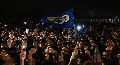 Fenerbahçe taraftarları N'Golo Kante için Sabiha Gökçen Havalimanı'nda