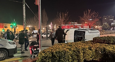 Gaziantep'te hafif ticari araç ile otomobilin çarpıştığı kazada 3 kişi yaralandı