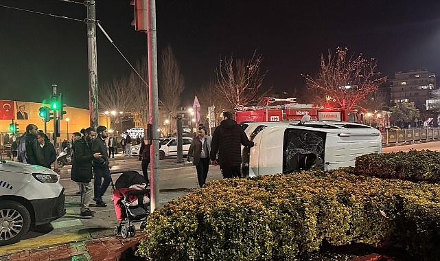 Gaziantep'te hafif ticari araç ile otomobilin çarpıştığı kazada 3 kişi yaralandı