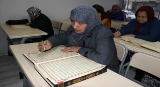 Gaziantepli Hamide teyze, 70 yaşında Kur'an-ı Kerim okumayı başardı