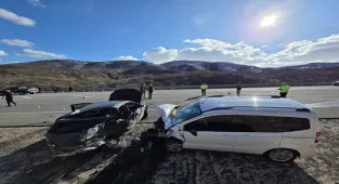 GÜNCELLEME - Bingöl'de otomobil ile hafif ticari araç çarpıştı, 2 kişi öldü, 3 kişi yaralandı