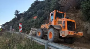 GÜNCELLEME - Bursa'da toprak kaymasının olduğu Mudanya-Altıntaş sahil yolu ulaşıma açıldı