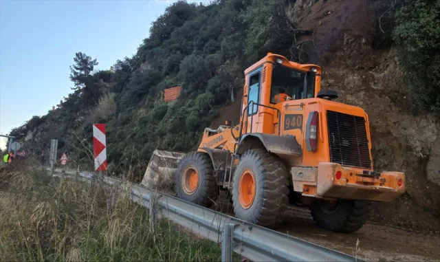GÜNCELLEME - Bursa'da toprak kaymasının olduğu Mudanya-Altıntaş sahil yolu ulaşıma açıldı