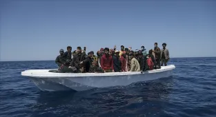 GÜNCELLEME - Edirne'de diplomatik plakalı araçla insan kaçakçılığı yaptığı iddia edilen 6 şüpheli tutuklandı