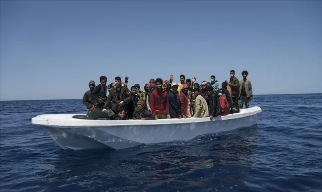 GÜNCELLEME - Edirne'de diplomatik plakalı araçla insan kaçakçılığı yaptığı iddia edilen 6 şüpheli tutuklandı