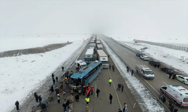 GÜNCELLEME - Erzurum'da ikinci kez zincirleme trafik kazası meydana geldi, 1 kişi öldü