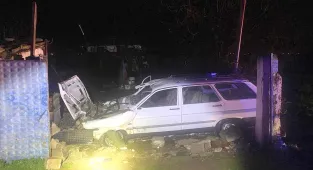 GÜNCELLEME - İzmir'de bahçe duvarına çarpan otomobildeki 1 kişi öldü