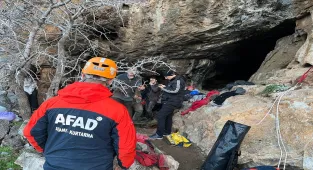 GÜNCELLEME - İzmir'de mağaradaki çukura düşen kişi kurtarıldı