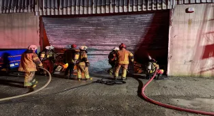 GÜNCELLEME - İzmir'de mobilya atölyesinde çıkıp depoya sıçrayan yangın kontrol altına alındı