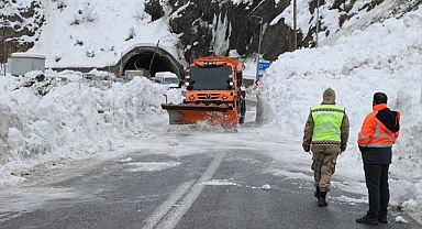Hakkari-Van kara yolunda farklı noktalara düşen çığ temizlendi