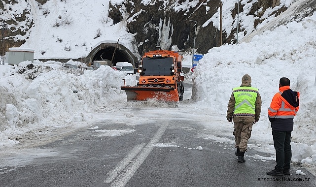 Hakkari-Van kara yolunda farklı noktalara düşen çığ temizlendi