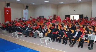 Halkapınar'da Bayrak Sevgisi ve Spor temalı gösteri düzenlendi 