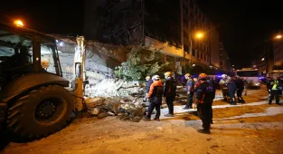 Hatay'da kontrollü yıkımına başlanan hasarlı bina çöktü