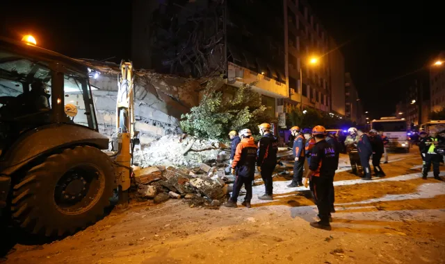 Hatay'da kontrollü yıkımına başlanan hasarlı bina çöktü