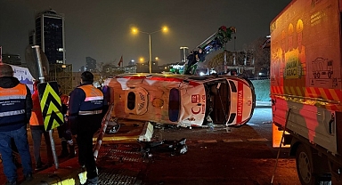 İstanbul'da otomobille çarpışarak takla atan ambulanstaki 3 kişi yaralandı