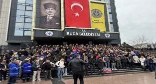 İzmir'de alacakları ödenmeyen Buca Belediyesi işçileri iş bırakma eylemi başlattı