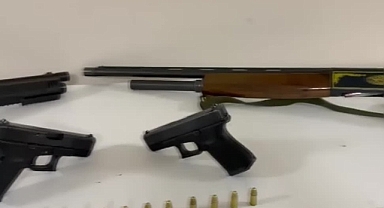 İzmir'de evlerinde ruhsatsız tabanca ve tüfek ele geçirilen aynı aileden 3 kişi tutuklandı